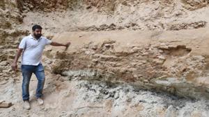 An official showing the newly unearthed tunnel-shaped structure at the Chhatar Manzil, Lucknow.(Subhankar Chakraborty/HT Photo) An official showing the newly unearthed tunnel-shaped structure at the Chhatar Manzil, Lucknow.(Subhankar Chakraborty/HT Photo)