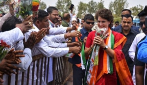 Priyanka Gandhi acknowledging greetings of Congress workers and others at Ujjain on Monday.(HT PHOTO) Priyanka Gandhi acknowledging greetings of Congress workers and others at Ujjain on Monday.(HT PHOTO)