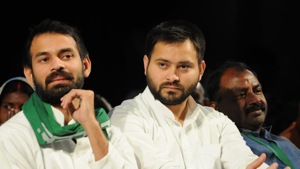 After refusing to listen to mother Rabri Devi’s counsel for almost a month, Tej Pratap not only rode the same helicopter with his brother, but also made it a point to drive home the point that all is well in the family.(HT Photo) After refusing to listen to mother Rabri Devi’s counsel for almost a month, Tej Pratap not only rode the same helicopter with his brother, but also made it a point to drive home the point that all is well in the family.(HT Photo)