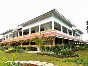 YSR Congress chief Jaganmohan Reddy’s huge residence-cum-office complex is built in an acre of land at Tadepalli which is part of Amaravati capital region.(HT PHOTO)