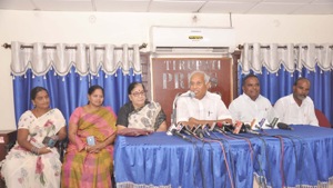 Congress leader and former Union Minister P Chinta Mohan (centre) addressing a press conference in Hyderabad on Monday.(HT PHOTO)
