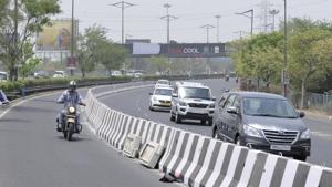 The right lane on DND Flyway has been reserved for traffic coming from Delhi’s Maharani Bagh towards Noida Sector 16 and beyond.(Sunil Ghosh / HT Photo) The right lane on DND Flyway has been reserved for traffic coming from Delhi’s Maharani Bagh towards Noida Sector 16 and beyond.(Sunil Ghosh / HT Photo)