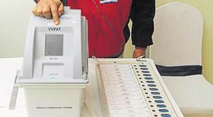 An electoral officer demonstrates the Electronic Voting Machine (EVM) and Voter Verifiable Paper Audit Trail (VVPAT) machine.(Parwaz Khan /HT PHOTO)