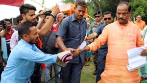 Jharkhand chief minister Raghubar Das interacting with local residents at Barhait in Sahebganj, on Monday, May 13, 2019.(HT Photo) Jharkhand chief minister Raghubar Das interacting with local residents at Barhait in Sahebganj, on Monday, May 13, 2019.(HT Photo)
