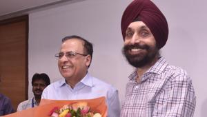 Ajoy Mehta (left) taking charges as Maharashtra Cheif Secretary in the presence of former Chief Secretary UPS Madan at Mantralaya in Mumbai, on Monday, May 13, 2019.(Anshuman Poyrekar/HT Photo) Ajoy Mehta (left) taking charges as Maharashtra Cheif Secretary in the presence of former Chief Secretary UPS Madan at Mantralaya in Mumbai, on Monday, May 13, 2019.(Anshuman Poyrekar/HT Photo)