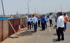 The team was accompanied by senior NHAI officials, who briefed the experts on the status of the damaged surface and what measures had been taken after a similar incident was reported last year on April 23.(Ht Photo) The team was accompanied by senior NHAI officials, who briefed the experts on the status of the damaged surface and what measures had been taken after a similar incident was reported last year on April 23.(Ht Photo)