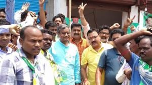 JVM (P) chief Babulal Marandi on campaign trail at Sikaripara of Santhal Parganas in Jharkhand’s Dumka district on Wednesday.(HT PHOTO)