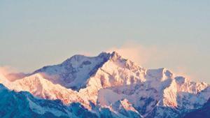 An expedition organizer says two Indian climbers on Mount Kanchenjunga (KAN’-chen-joonga) have died while attempts were being made to rescue them.(HT Photo) An expedition organizer says two Indian climbers on Mount Kanchenjunga (KAN’-chen-joonga) have died while attempts were being made to rescue them.(HT Photo)