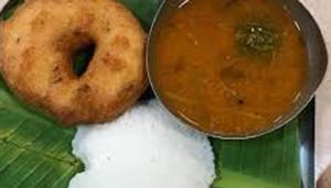 A man allegedly found a dead lizard in a food item served at the snacks major Haldiram’s outlet in Nagpur.(HT File (Representative Image)) A man allegedly found a dead lizard in a food item served at the snacks major Haldiram’s outlet in Nagpur.(HT File (Representative Image))