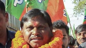 Giving the final thrust in the the general elections, former Chief Minister Arjun Munda canvases in the tribal-dominated Santhal Parganas.(PTI/File Photo) Giving the final thrust in the the general elections, former Chief Minister Arjun Munda canvases in the tribal-dominated Santhal Parganas.(PTI/File Photo)