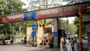 Hindu Rao Hospital in north Delhi caters to more than 2,000 patients daily.(SUNIL SAXENA) Hindu Rao Hospital in north Delhi caters to more than 2,000 patients daily.(SUNIL SAXENA)