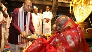 Janata Dal (Secular) president and former Prime Minister H D Deve Gowda at the at the temple of Lord Venkateshwara in Tirumala in his 87th birthday.(HT PHOTO)