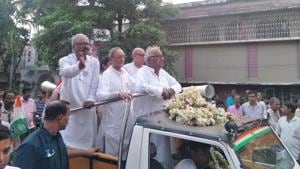CPI (M) had wrested the Dum Dum seat in 2004, but TMC veteran Saugata Roy reclaimed it in 2009 and won again in 2014. In 2009, Roy scraped through by 20,478 votes and later increased it to 1.5 lakh.(HT PHOTO) CPI (M) had wrested the Dum Dum seat in 2004, but TMC veteran Saugata Roy reclaimed it in 2009 and won again in 2014. In 2009, Roy scraped through by 20,478 votes and later increased it to 1.5 lakh.(HT PHOTO)