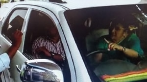 P Venkata Kumari, wife of Andhra Pradesh civil supplies minister Prathipati Pulla Rao arguing with a toll plaza employee over the payment of toll fee.(HT PHOTO) P Venkata Kumari, wife of Andhra Pradesh civil supplies minister Prathipati Pulla Rao arguing with a toll plaza employee over the payment of toll fee.(HT PHOTO)