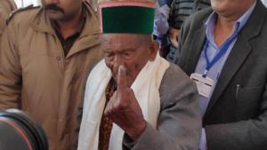 Shyam Saran Negi, 102, cast his vote for the 17th time on Sunday as officials of the Election Commission welcomed India’s first voter at a polling booth in a village in Himachal Pradesh(PIBIndia/Twitter)