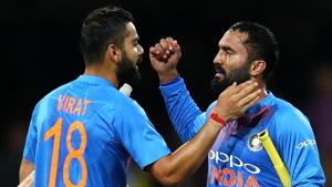 File image of Virat Kohli and Dinesh Karthik (R).(Getty Images) File image of Virat Kohli and Dinesh Karthik (R).(Getty Images)