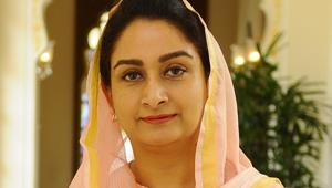 Union minister Harsimrat Kaur Badal, the daughter-in-law of five-time former chief minister Parkash Singh Badal and wife of SAD president Sukhbir Singh Badal, pulled out all stops to score a hat trick from Bathinda Lok Sabha constituency.(Anil Dayal/Hindustan Times) Union minister Harsimrat Kaur Badal, the daughter-in-law of five-time former chief minister Parkash Singh Badal and wife of SAD president Sukhbir Singh Badal, pulled out all stops to score a hat trick from Bathinda Lok Sabha constituency.(Anil Dayal/Hindustan Times)