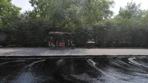 With the new method, the level of the resurfaced roads will be uniform, lessening chances of waterlogging.(Sunil Ghosh / HT Photo) With the new method, the level of the resurfaced roads will be uniform, lessening chances of waterlogging.(Sunil Ghosh / HT Photo)