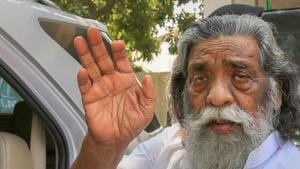 Former Jharkhand chief minister and Jharkhand Mukti Morcha (JMM) party supremo Shibu Soren at his residence, in Dumka district, Thursday, May 16, 2019. Soren is seeking a record ninth term from this parliamentary seat.(PTI) Former Jharkhand chief minister and Jharkhand Mukti Morcha (JMM) party supremo Shibu Soren at his residence, in Dumka district, Thursday, May 16, 2019. Soren is seeking a record ninth term from this parliamentary seat.(PTI)