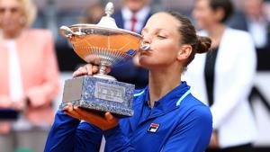Czech Republic's Karolina Pliskova kisses a trophy as she celebrates winning the final against Britain's Johanna Konta.(REUTERS) Czech Republic's Karolina Pliskova kisses a trophy as she celebrates winning the final against Britain's Johanna Konta.(REUTERS)