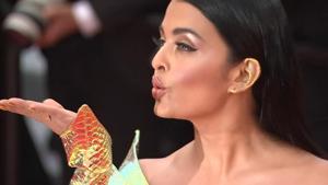 <p>Bollywood actor Aishwarya Rai Bachchan walked the red carpet at the 72nd Cannes Film Festival on Sunday. Aishwarya wore a metallic gold gown with a long trail. Aishwarya had arrived at the beach town with daughter Aaradhya. She has been a regular at the Cannes Film Festival. </p>