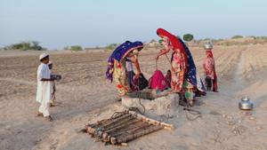 People depend on traditional water bodies in west Rajasthan to get drinking water.(HT Photo) People depend on traditional water bodies in west Rajasthan to get drinking water.(HT Photo)