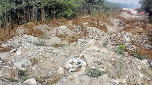 Around 500-600 tonne of malba is lifted from areas under the North civic body daily.(HT FILE) Around 500-600 tonne of malba is lifted from areas under the North civic body daily.(HT FILE)