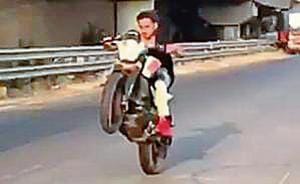 A video grab of Adnan Shaikh performing bike stunts.(HT) A video grab of Adnan Shaikh performing bike stunts.(HT)