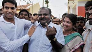 JD(S) state president H D Kumaraswamy, wife and Ramanagara MLA, Anita Kumaraswamy and son Nikhil in Ramanagara in Karnataka.(PTI Photo) JD(S) state president H D Kumaraswamy, wife and Ramanagara MLA, Anita Kumaraswamy and son Nikhil in Ramanagara in Karnataka.(PTI Photo)