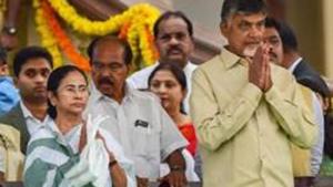 A day after meeting Congress president Rahul Gandhi and UPA chairperson Sonia Gandhi, Andhra Pradesh chief minister N Chandrababu Naidu will meet West Bengal Chief Minister Mamata Banerjee on Monday(PTI File Photo)