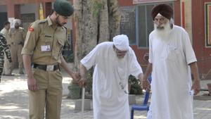 Centenarian Gurbakhsh Singh coming out of a polling station after casting his vote in Ludhiana on Sunday, May 19, 2019, during the final phase of Lok Sabha Elections.(Gurminder Singh / HT Photo)