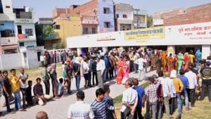Voters stand in queues to cast their votes during the seventh and final phase of Lok Sabha elections, in Varanasi, Uttar Pradesh, on Sunday, May 19, 2019.(Rajesh Kumar / HT Photo)