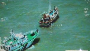 Pak fishing boat carrying contraband was caught(Coast Guard) Pak fishing boat carrying contraband was caught(Coast Guard)