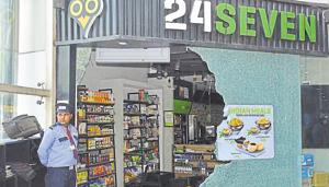 The damaged 24Seven store at Shopprix Mall in Vaishali. Police said several unidentified and armed persons vandalised it early Monday, May 20, 2019.(Sakib Ali / HT Photo) The damaged 24Seven store at Shopprix Mall in Vaishali. Police said several unidentified and armed persons vandalised it early Monday, May 20, 2019.(Sakib Ali / HT Photo)