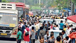 People crowd onto public transport after metro service operations on the Yellow Line were hit at around 9:30 am due to the breakdown of overhead wires between Sultanpur station and Chattarpur Metro station,(Parveen Kumar / Hindustan Times) People crowd onto public transport after metro service operations on the Yellow Line were hit at around 9:30 am due to the breakdown of overhead wires between Sultanpur station and Chattarpur Metro station,(Parveen Kumar / Hindustan Times)
