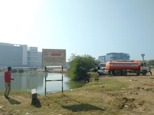 Tankers draw water from Patni Ground lake in Airoli.(HT Photo) Tankers draw water from Patni Ground lake in Airoli.(HT Photo)