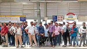 While the snag occurred across the Delhi border, it hindered the movement of Gurugram-bound commuters, mostly office-goers, who found themselves with little access to alternative modes of transport(HTPhoto) While the snag occurred across the Delhi border, it hindered the movement of Gurugram-bound commuters, mostly office-goers, who found themselves with little access to alternative modes of transport(HTPhoto)