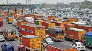 A swarm of cars and other heavy vehicles that caused a traffic jam at Delhi-Gurugram expressway at Sirhaul Toll plaza due to the breakdown of a truck at Mahipalpur area, in Gurugram(Yogesh Kumar/Hindustan Times) A swarm of cars and other heavy vehicles that caused a traffic jam at Delhi-Gurugram expressway at Sirhaul Toll plaza due to the breakdown of a truck at Mahipalpur area, in Gurugram(Yogesh Kumar/Hindustan Times)