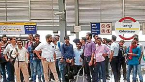About 5,600 Metro commuters were stranded between Qutub Minar and Sultanpur after the overhead electrification wire broke down, halting operations for over four hours on Tuesday.(HTPhoto) About 5,600 Metro commuters were stranded between Qutub Minar and Sultanpur after the overhead electrification wire broke down, halting operations for over four hours on Tuesday.(HTPhoto)