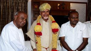 Deve Gowda said he too had written about the EVMs to the Election Commission in 2006 itself and added that he felt ballot papers should be brought back to avoid these complications.(PTI) Deve Gowda said he too had written about the EVMs to the Election Commission in 2006 itself and added that he felt ballot papers should be brought back to avoid these complications.(PTI)