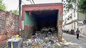 A dhalao at Panchkuian Road on Monday.(Sanchit Khanna/HT PHOTO) A dhalao at Panchkuian Road on Monday.(Sanchit Khanna/HT PHOTO)