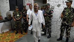 An Indian election official brings an Electronic Voting Machine (EVM) at a counting centre in Faridabad in Haryana on May 23, 2019. ((AFP)