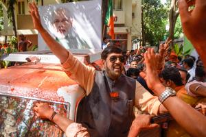BJP party supporters celebrate with Girish Bapat at the BJP office on JM road in Pune on Thursday.(Sanket Wankhade/HT)