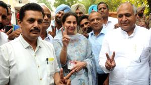 Congress candidate Preneet Kaur (C) shows the victory sign after leading in the Patiala Lok Sabha seat, at Polo Ground, in Patiala.(Bharat Bhushan /HT PHOTO) Congress candidate Preneet Kaur (C) shows the victory sign after leading in the Patiala Lok Sabha seat, at Polo Ground, in Patiala.(Bharat Bhushan /HT PHOTO)