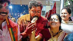 Girish Bapat’s family members celebrate his victory.(HT) Girish Bapat’s family members celebrate his victory.(HT)