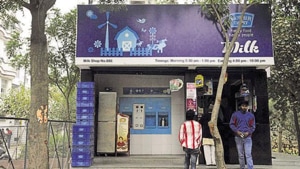 The milk procurement prices have been continuously on the rise for the last three to four months due to increase in feed and fodder cost by 15-20 per cent and labour cost.(HT Photo) The milk procurement prices have been continuously on the rise for the last three to four months due to increase in feed and fodder cost by 15-20 per cent and labour cost.(HT Photo)