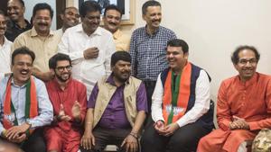 (L-R)Girish Mahajan ,Aditya Thackeray, Ramdas Athavale, CM Devendra Fadnavis and Shiv Sena Chief Uddhav Thackeray at Matoshri after BJP's victory in Lok Sabha elections, on Thursday, May 23, 2019.(Aalok Soni / HT Photo) (L-R)Girish Mahajan ,Aditya Thackeray, Ramdas Athavale, CM Devendra Fadnavis and Shiv Sena Chief Uddhav Thackeray at Matoshri after BJP's victory in Lok Sabha elections, on Thursday, May 23, 2019.(Aalok Soni / HT Photo)