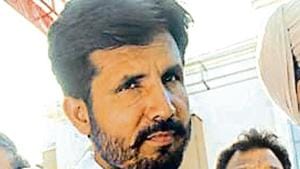 Congress’ Amarinder Singh Raja Warring with an elderly woman in Bathinda(Sanjeev Kumar/HT) Congress’ Amarinder Singh Raja Warring with an elderly woman in Bathinda(Sanjeev Kumar/HT)