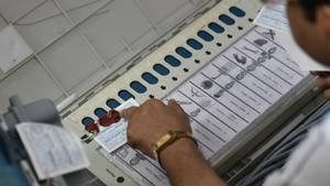 A delegation of BJP submitted a memorandum to state election commissioner demanding that electronic voting machines (EVMs) be used for municipal elections in Chhattisgarh, instead of ballot papers.(HT Photo) A delegation of BJP submitted a memorandum to state election commissioner demanding that electronic voting machines (EVMs) be used for municipal elections in Chhattisgarh, instead of ballot papers.(HT Photo)