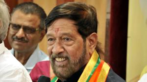 Pune’s newly elected MP Girish Bapat conducted a press conference at Shreyas hotel on Friday.(HT/PHOTO)